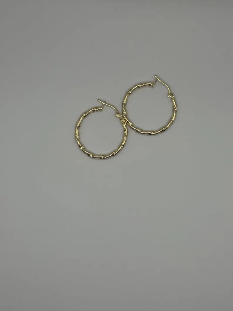18k Gold Textured Hoop Earrings – Solid Gold – 1.7g