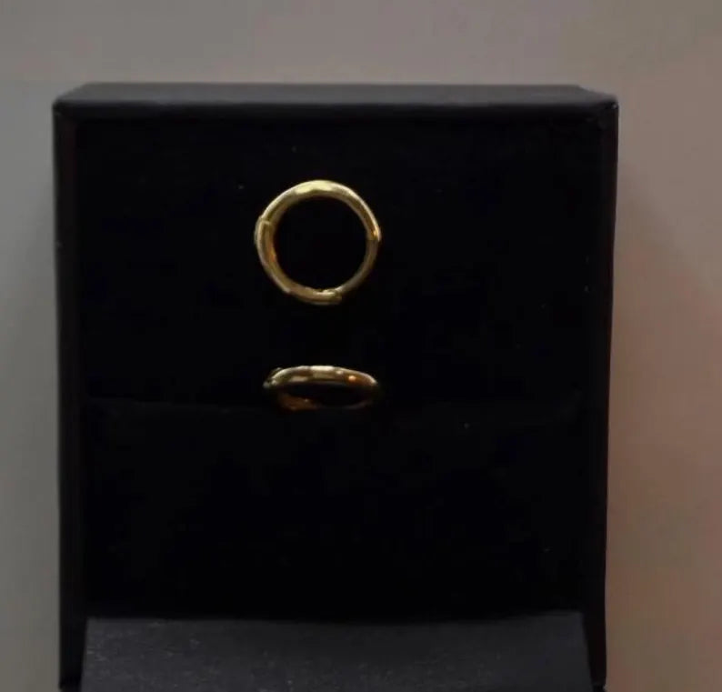 18k Gold Small Hoop Earrings – Solid Gold – 1.1g