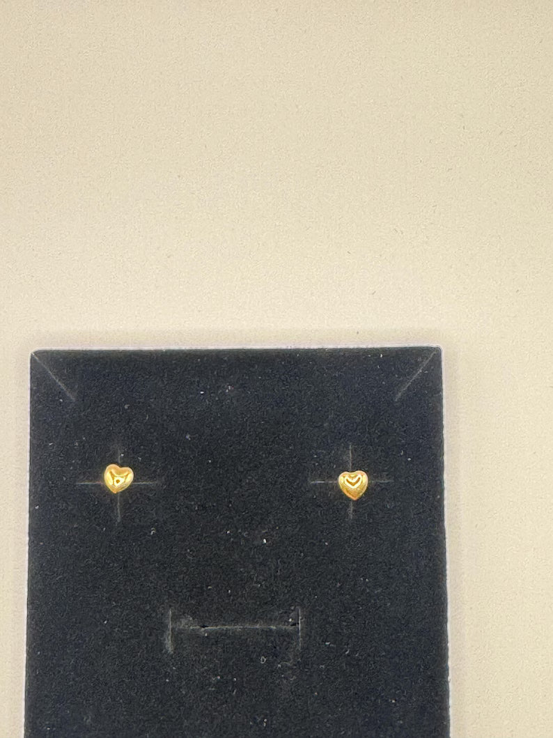 18k Gold Heart Stud Earrings – Solid Gold – 0.6g