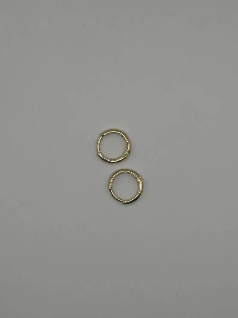 18k Gold Small Hoop Earrings – Solid Gold – 1.1g