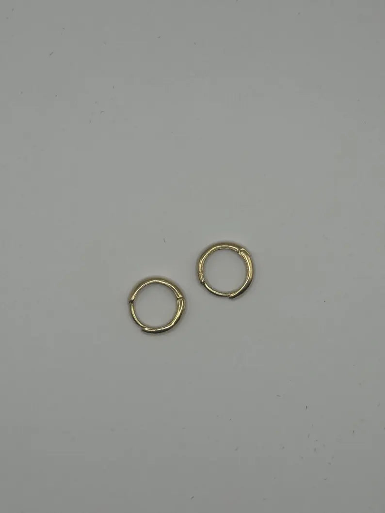 18k Gold Small Hoop Earrings – Solid Gold – 1.1g