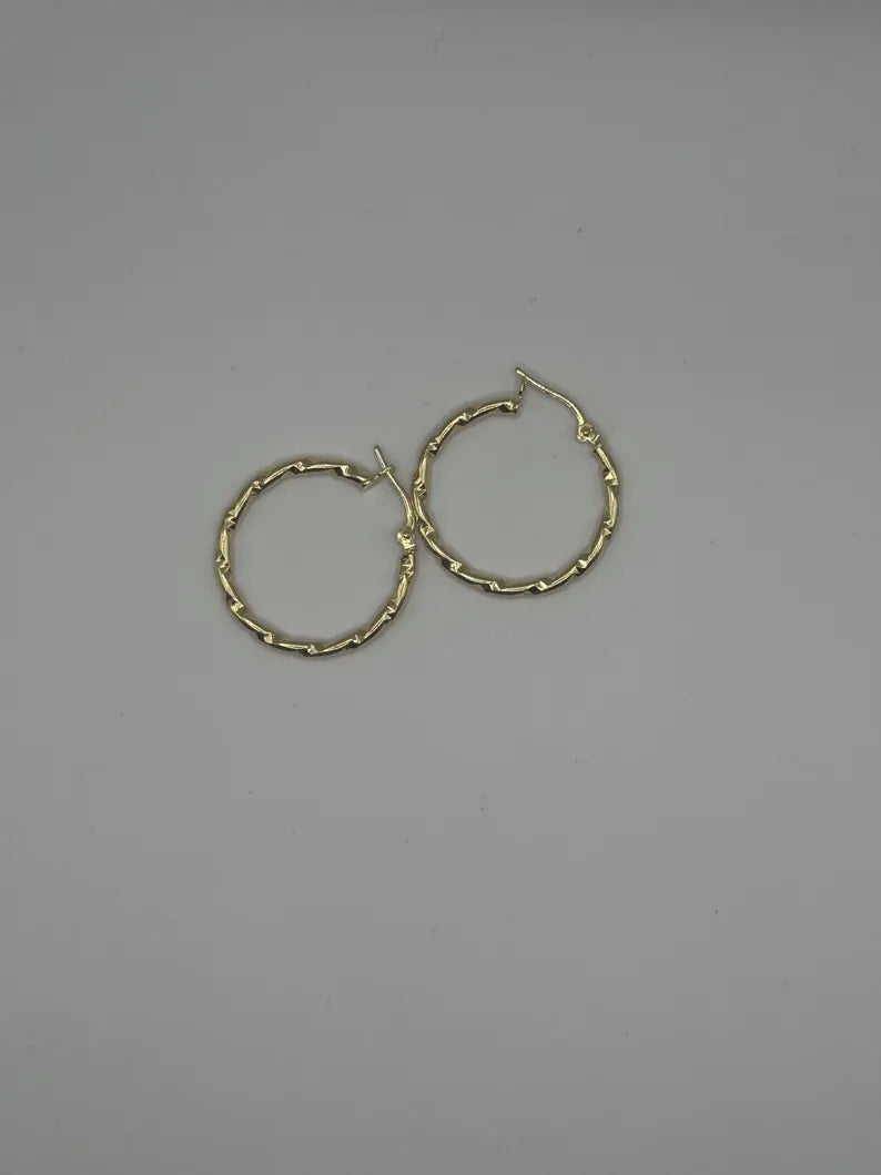 18k Gold Textured Hoop Earrings – Solid Gold – 1.7g