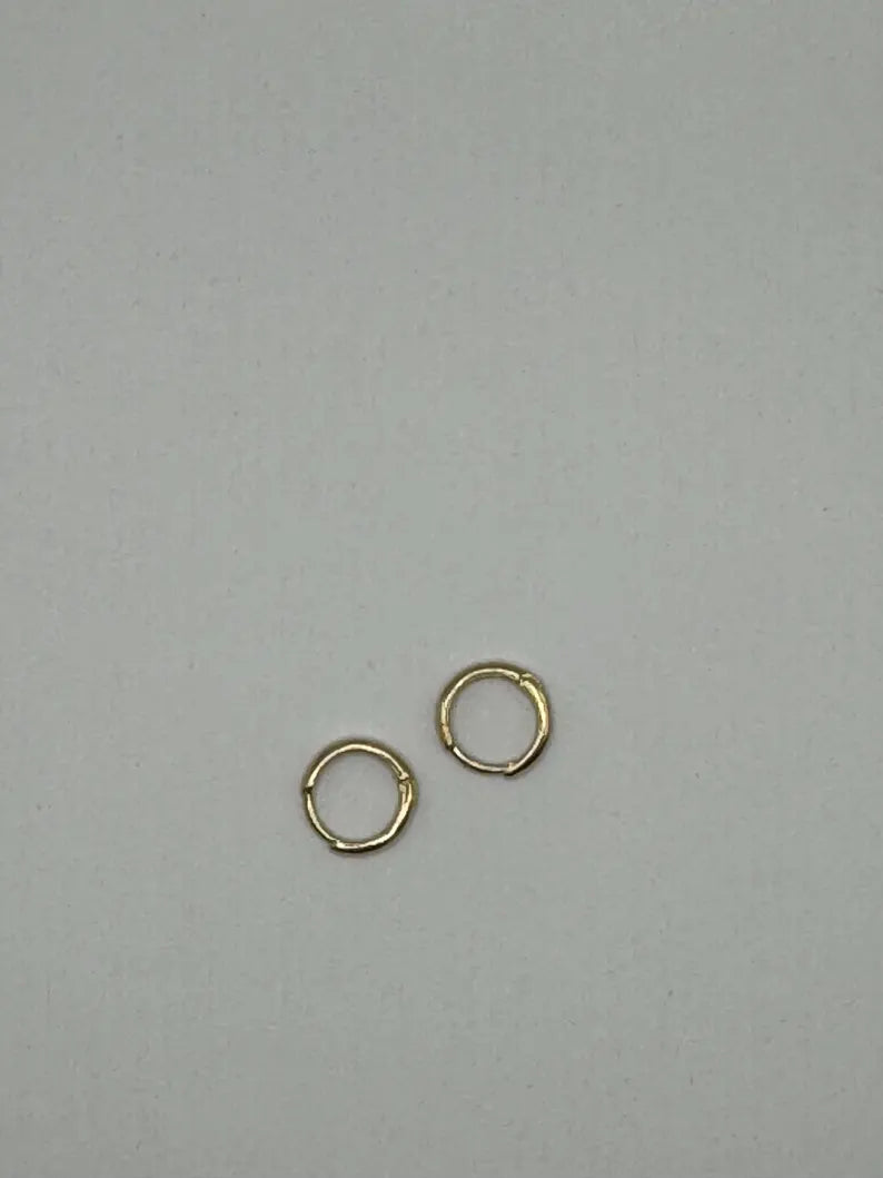 18k Gold Small Hoop Earrings – Solid Gold – 1.1g